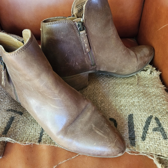 Brown Leather Ankle Boots with Zipper - Picture 2 of 6